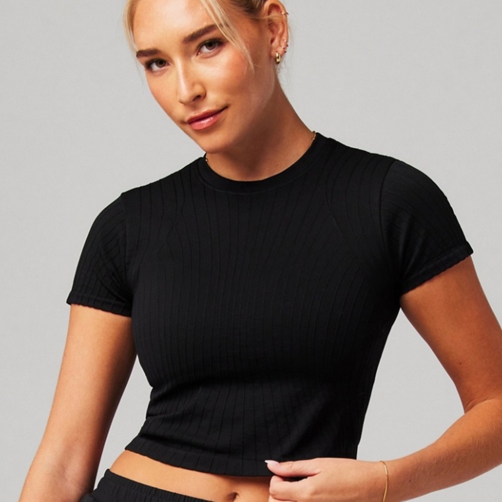FABLETICS 🖤 Black Seamless Linework Baby Tee NWT medium
